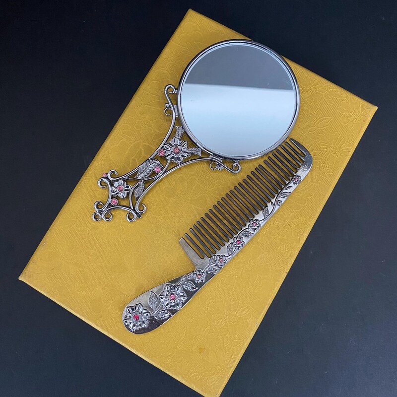 Scratch Comb With Mirror