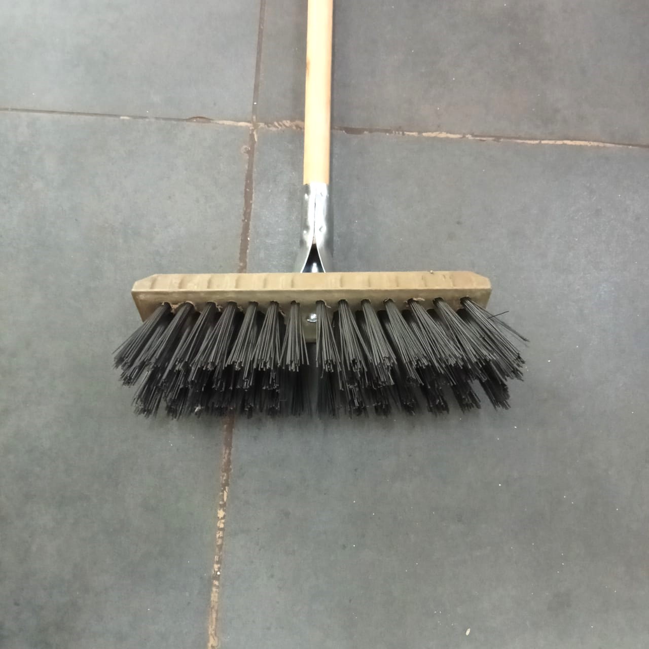 Teepee Bass Broom D4